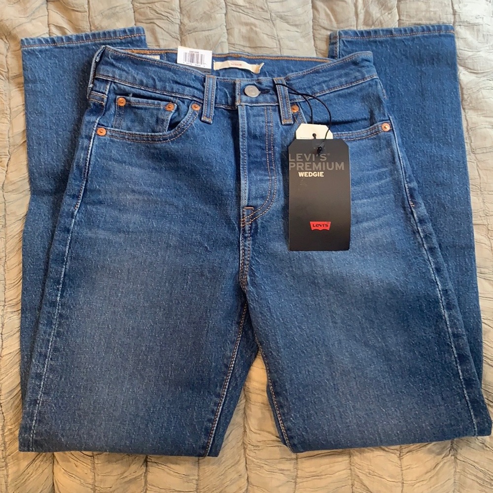 Levi’s Wedgie Fit Ankle Jean